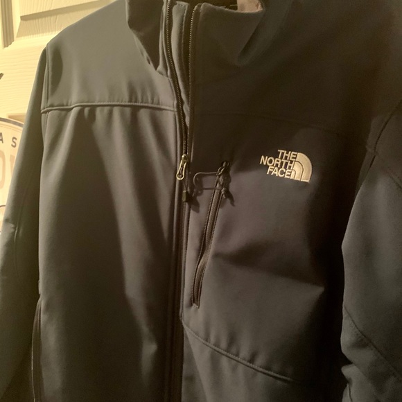 North Face Jacket. Never worn M. Beautiful fit and style 🎿 like new & stylish. - Picture 2 of 6